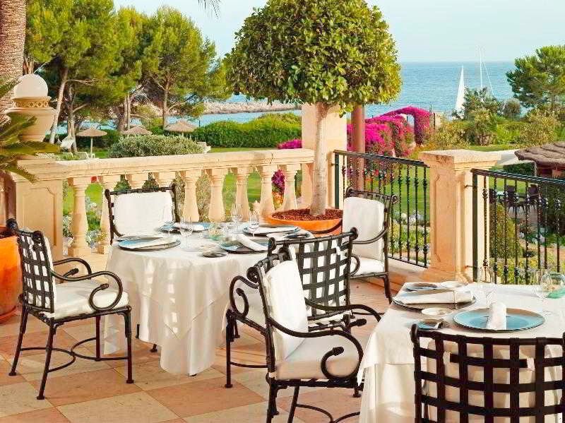 Terrasse des The St. Regis Mardavall Mallorca Resort