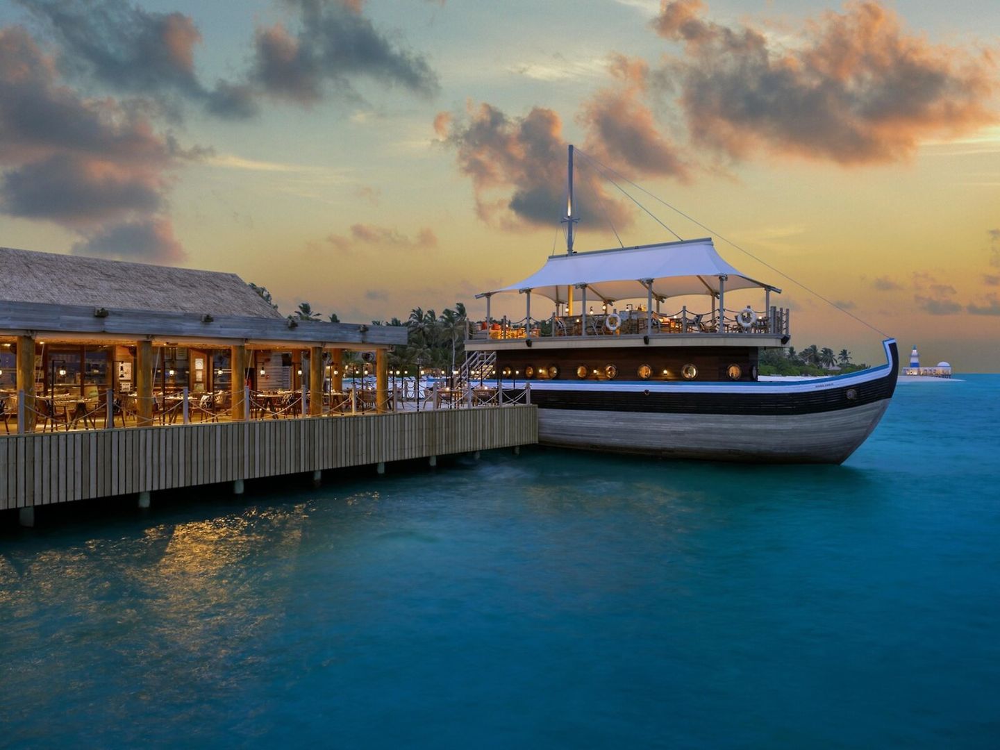 Schiff mit Restaurant InterContinental Maldives Maamunagau Resort: Schiff mit Restaurant