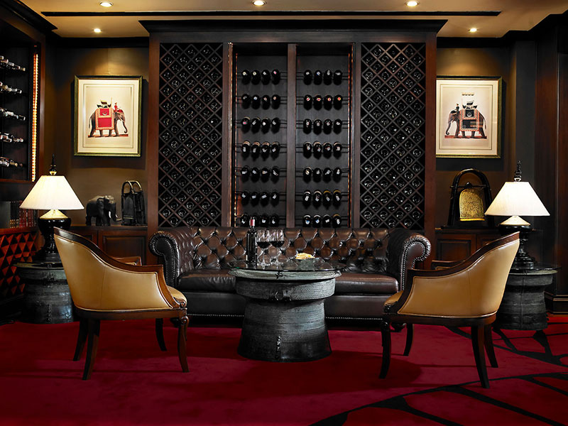 Elephant Bar Anantara Bangkok Riverside Resort & Spa: Elephant Bar