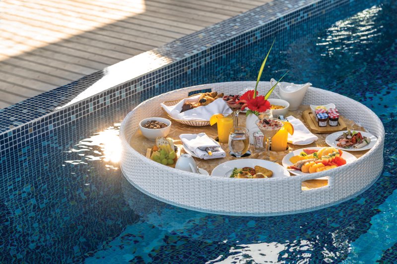 Floating Breakfast in der Grand Pool Villa Atmosphere Kanifushi Maldives: Floating Breakfast in der Grand Pool Villa