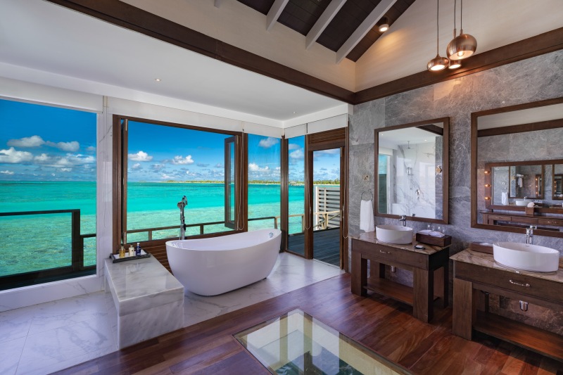 Badezimmer einer Water Villa Atmosphere Kanifushi Maldives: Badezimmer einer Water Villa