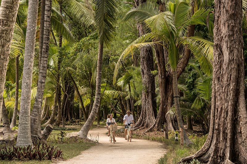 Fahrradfahrt durch die tropische Natur Four Seasons Resort Seychelles at Desroches Island: Fahrradfahrt durch die tropische Natur