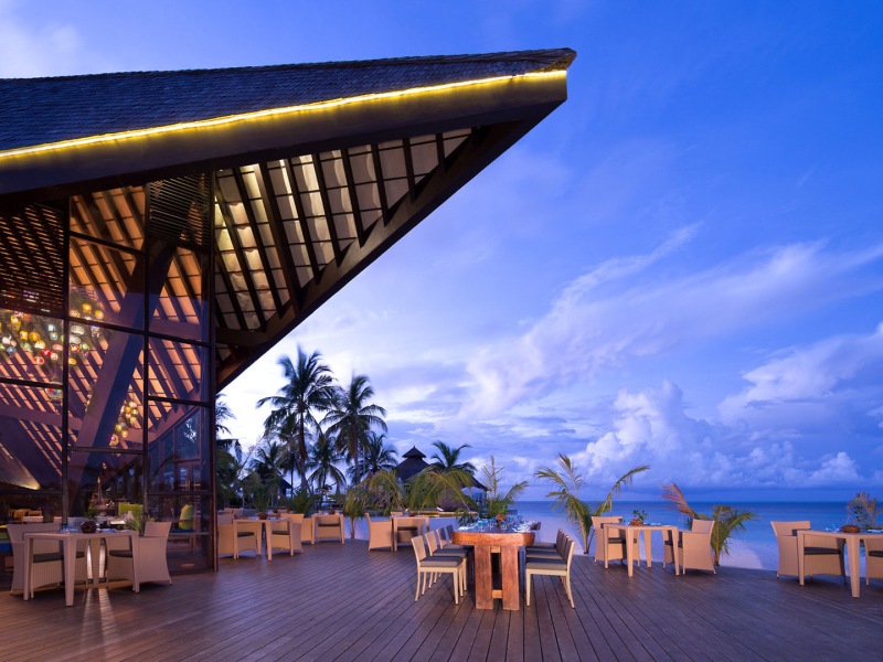OZEN Reserve Bolifushi: Freisitz des Restaurants