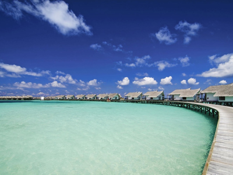 OZEN Reserve Bolifushi: Steg zu den Wasserbungalows