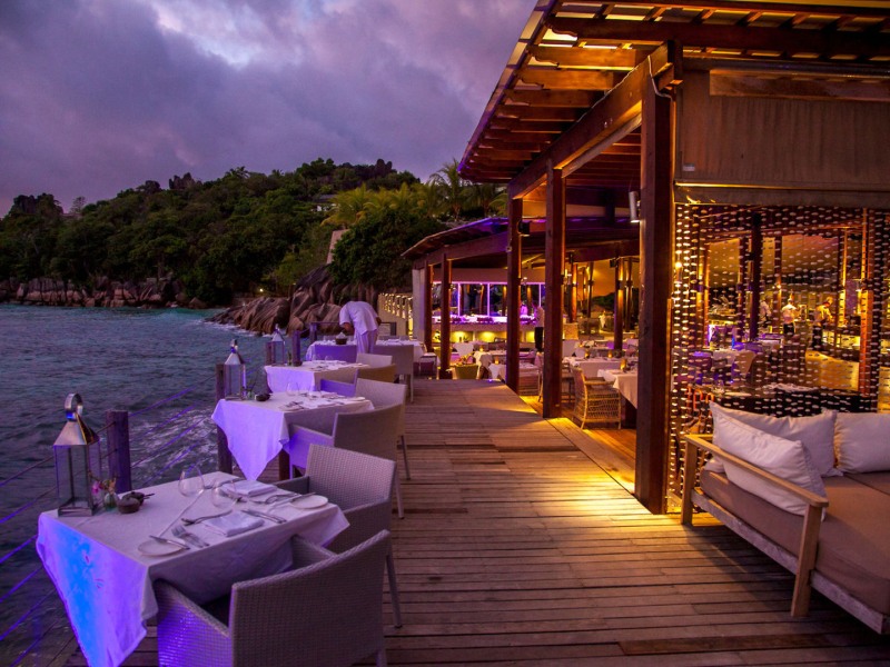 Restaurantterrasse im Abendlicht Le Domaine de l’Orangeraie: Restaurantterrasse im Abendlicht
