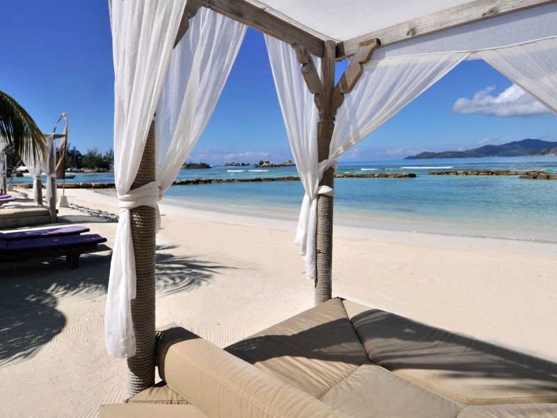 Gemütliche Sonnenliegen am Strand Le Domaine de l’Orangeraie: Gemütliche Sonnenliegen am Strand