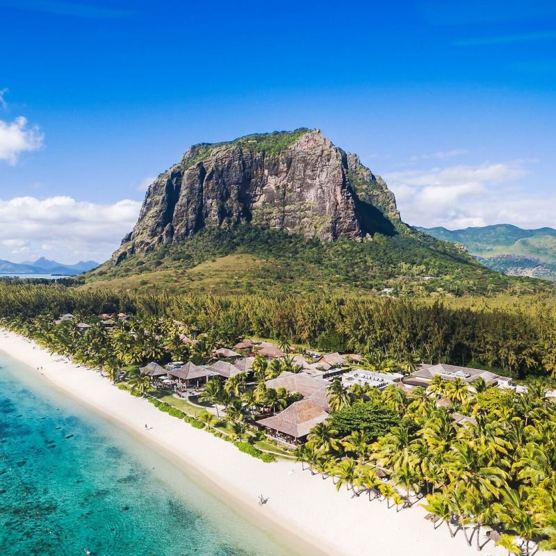Blick auf das LUX Le Morne und den Le Morne Brabant LUX Le Morne: Blick auf das LUX Le Morne und den Le Morne Brabant