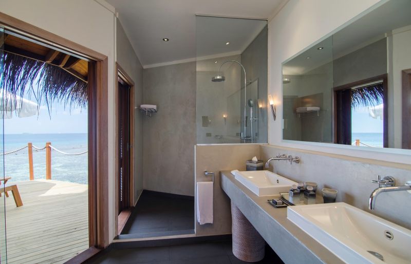 Mirihi Island Resort: Badezimmer der Wasservilla im Mirihi Island Resort