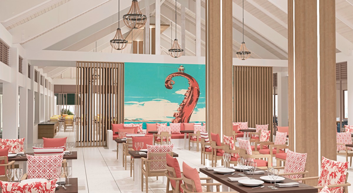Restaurant Ein heller und luftiger Restaurantbereich in einem Resort mit hohen Decken und großen Holzsäulen. Elegante Kronleuchter hängen von der Decke, während die Tische mit korallenroten und weißen Stühlen und geschmackvollen Tischdecken eingedeckt sind. An der Rückwand befindet sich ein großes, farbenfrohes Wandbild eines Oktopus, das den Raum optisch aufwertet und ein küstenorientiertes Dekorthema hervorhebt.