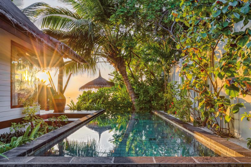 Außenbereich der Earth Villa mit Pool OZEN LIFE Maadhoo: Außenbereich der Earth Villa mit Pool