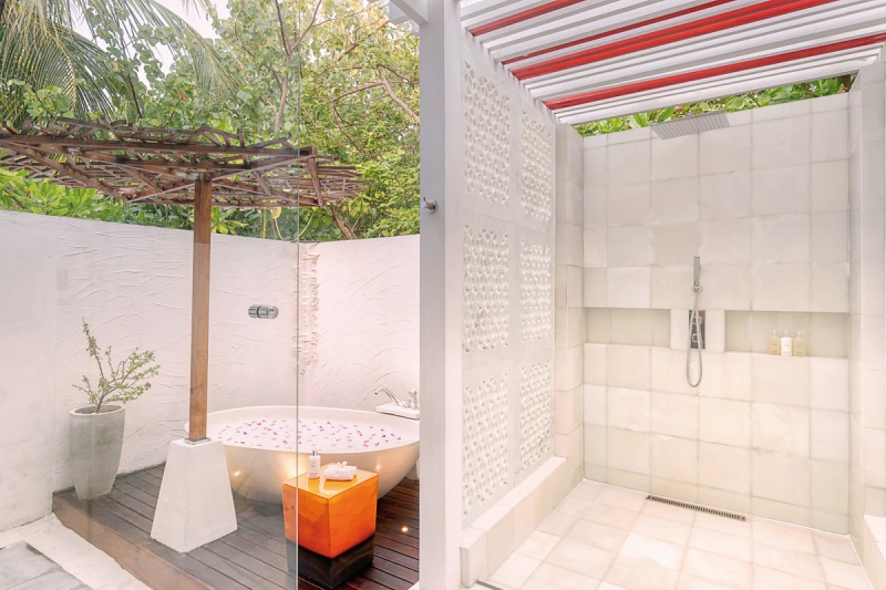 Badezimmer der Earth Villa mit Pool OZEN LIFE Maadhoo: Badezimmer der Earth Villa mit Pool
