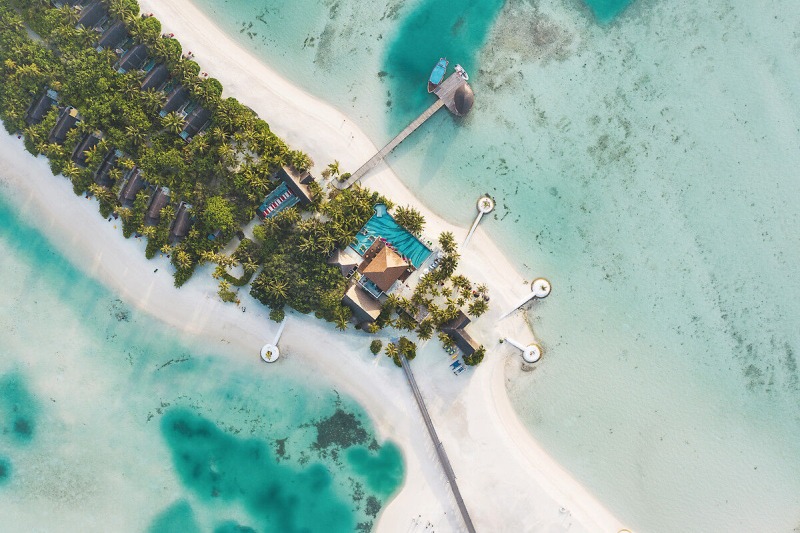 Blick auf die tropische Resortinsel OZEN LIFE Maadhoo: Blick auf die tropische Resortinsel