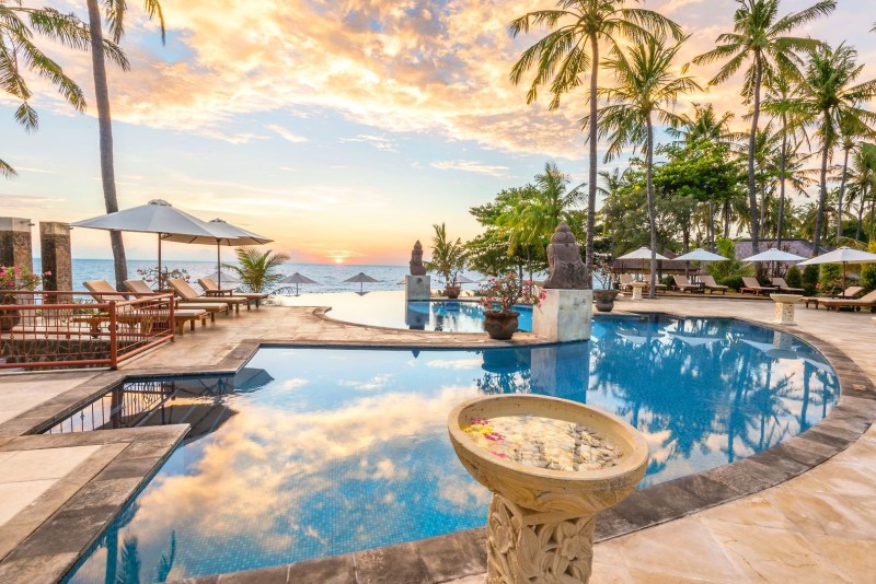 Pool mit Sonnenterrasse Siddhartha Ocean Front Resort & Spa: Pool mit Sonnenterrasse