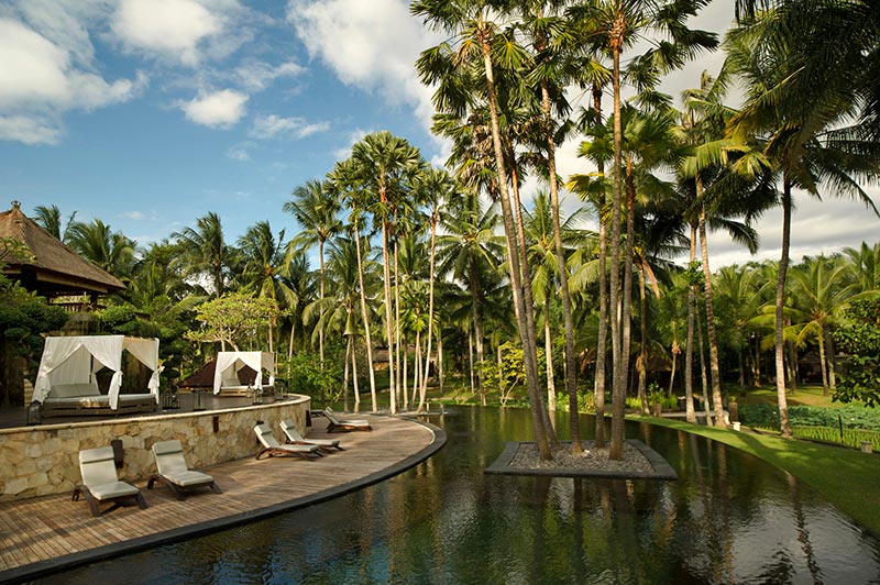 Swimmingpool mit Sonnenterrasse The Ubud Village Resort & Spa: Swimmingpool mit Sonnenterrasse