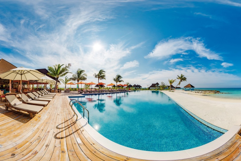 Pool mit Sonnenterrasse VARU by Atmosphere: Pool mit Sonnenterrasse