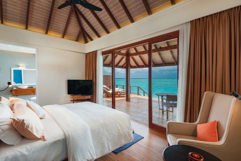 Schlafbereich in einer Water Villa VARU by Atmosphere: Schlafbereich in einer Water Villa