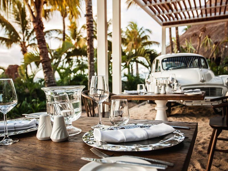 Gedeckter Tisch im Restaurant Morris Beef Victoria for 2 Beachcomber Resort & Spa: Gedeckter Tisch im Restaurant Morris Beef