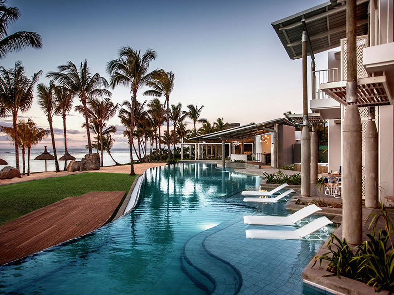 Swimmingpool mit Sonnenterrasse Victoria for 2 Beachcomber Resort & Spa: Swimmingpool mit Sonnenterrasse