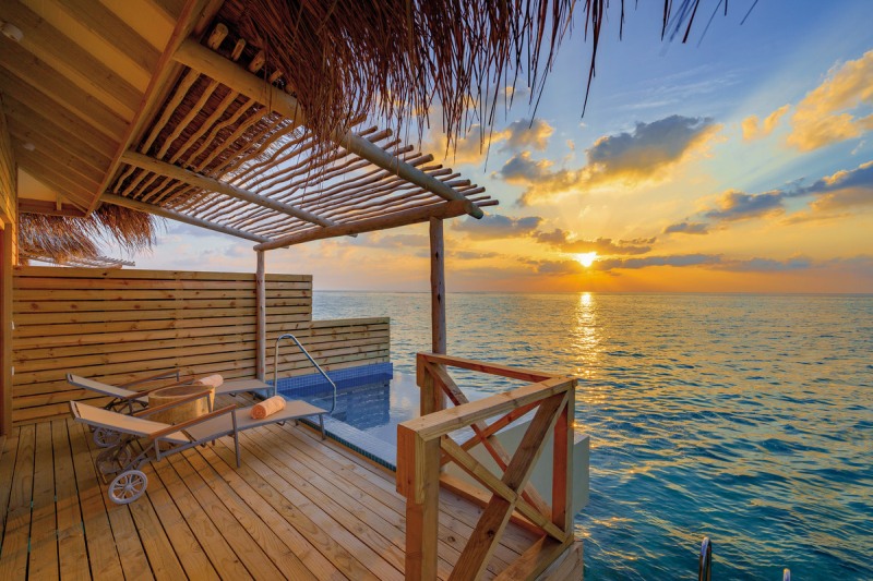 Terrasse einer Wasservilla You & Me by Cocoon: Terrasse einer Wasservilla