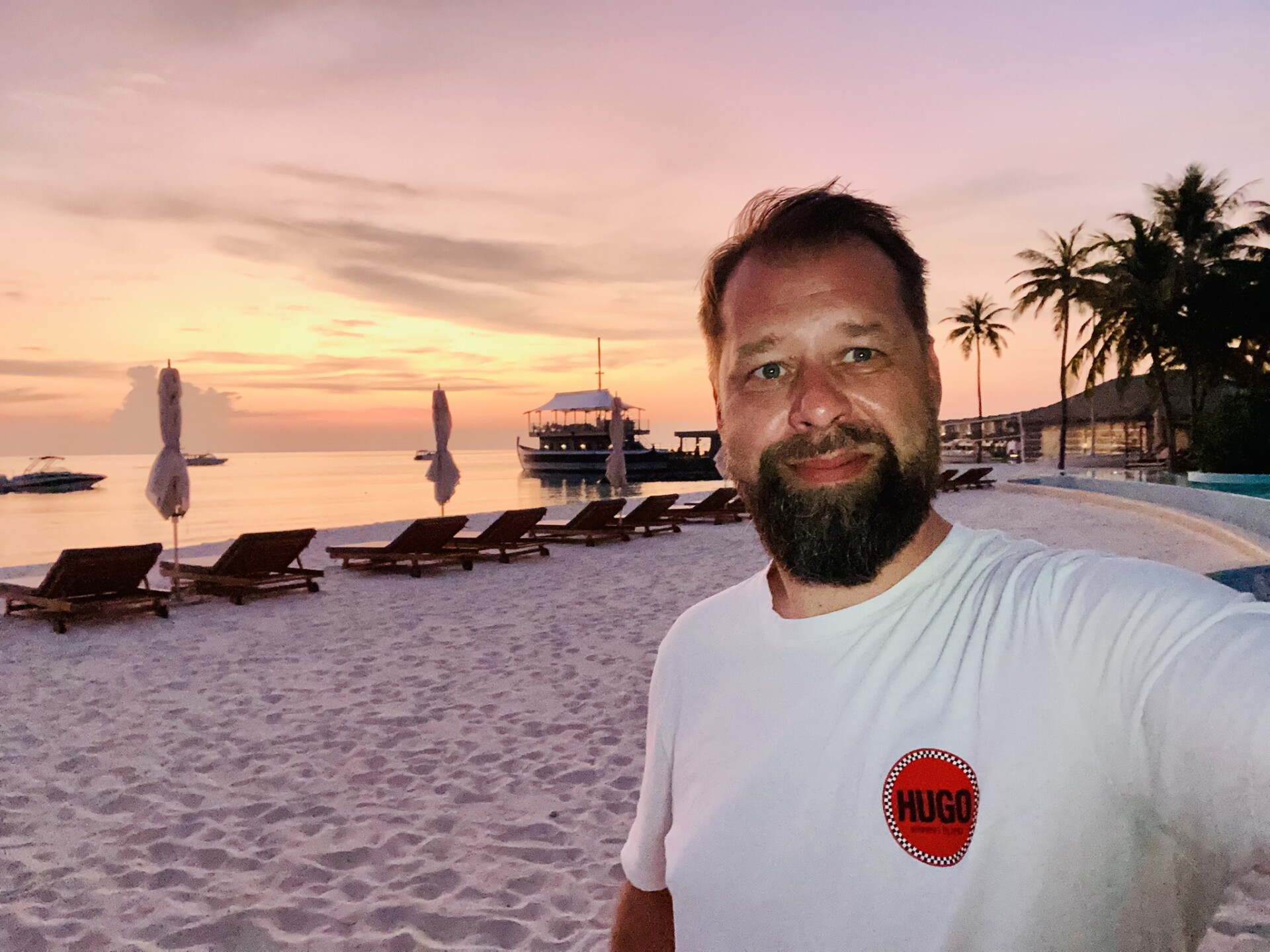 Selfie am Strand Malediven mit Stil – Ein Resort, das Maßstäbe setzt: Selfie am Strand