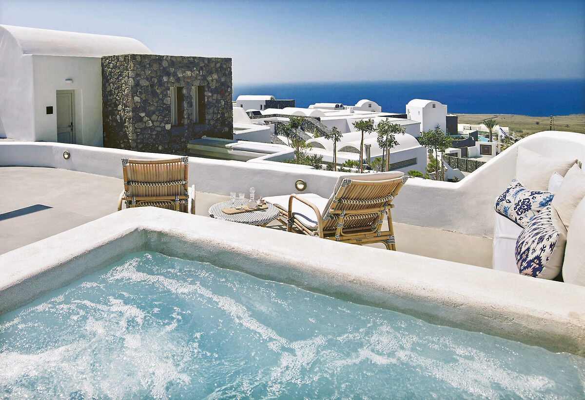 Jacuzzi Santo Pure Oia Suites & Villas: Jacuzzi