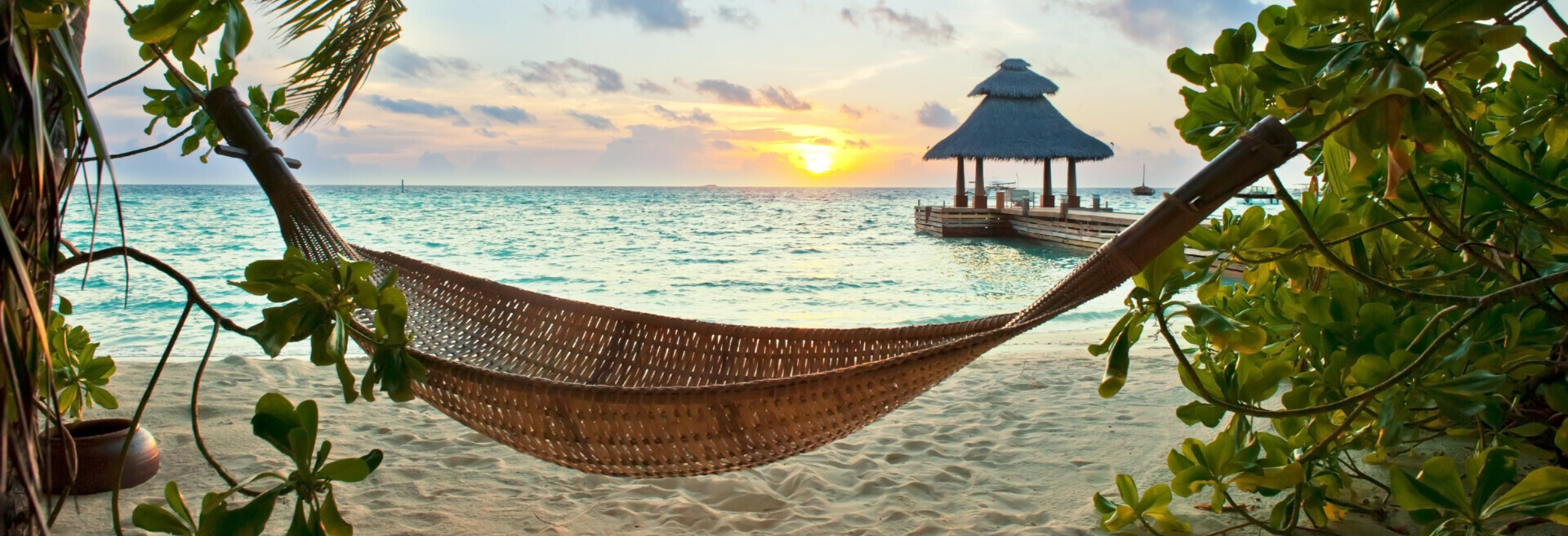 Traumziele für Flitterwochen: Hammock and sunset